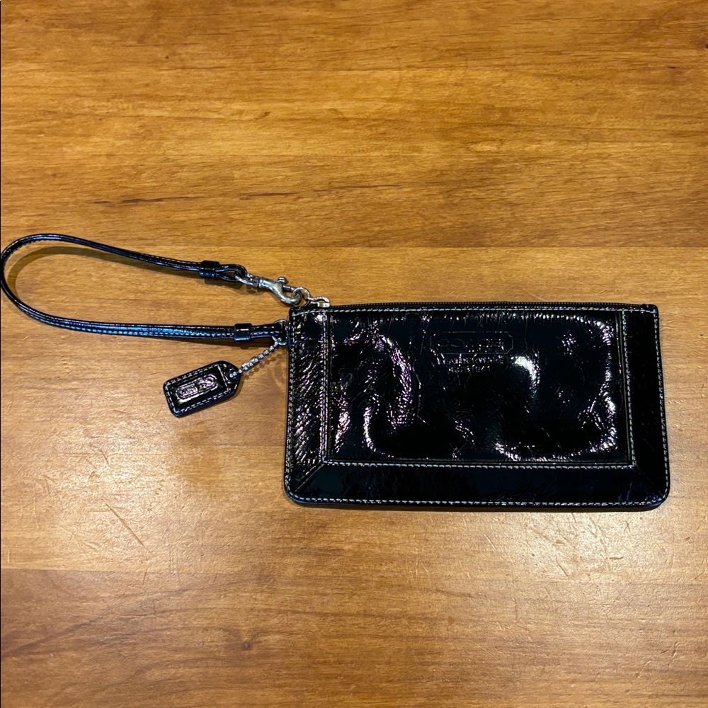 COACH Black Patent Leather Wristlet Silver Hardware Logo Satin Lined Beautiful🖤🩶